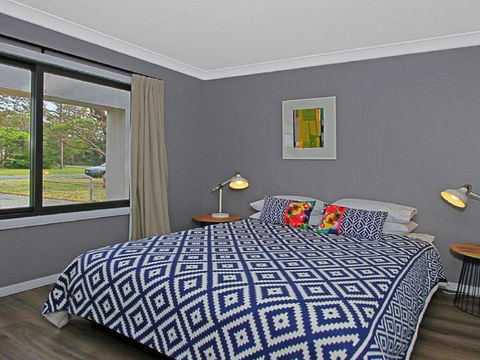 Shady Palms - Modern Beach House With Studio - Maitland Accommodation 3