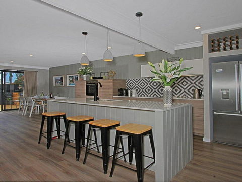 Shady Palms - Modern Beach House With Studio - Maitland Accommodation 2