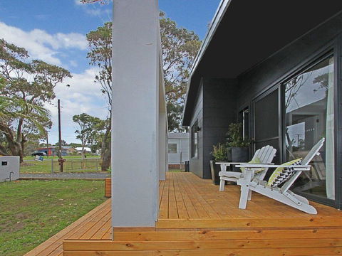 Shady Palms - Modern Beach House With Studio - Maitland Accommodation 1