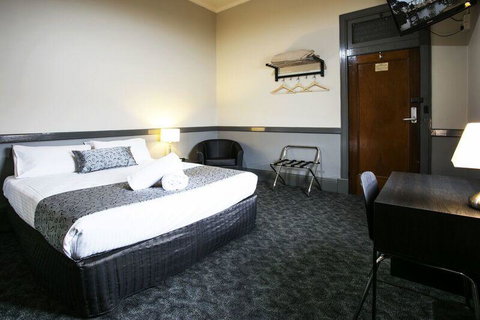 Shenanigans At The Imperial - Maitland Accommodation 3