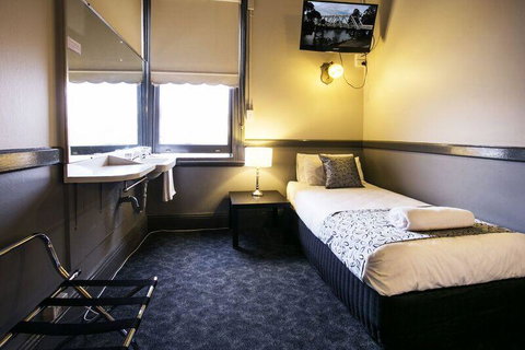 Shenanigans At The Imperial - Maitland Accommodation 1