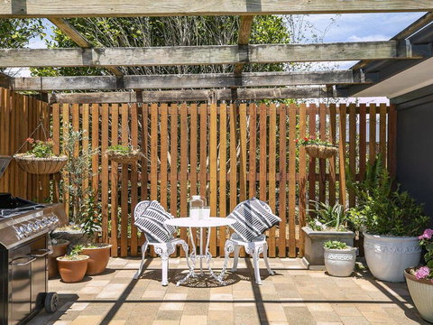 Silky Oak Cottage - Cosy With Country Views - Maitland Accommodation 1