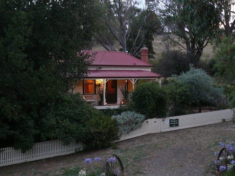 Sinnamons Cottage - Maitland Accommodation 0