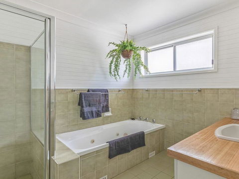 Sounds By The Sea - Open Plan Living, Metres To Beach - Maitland Accommodation 3