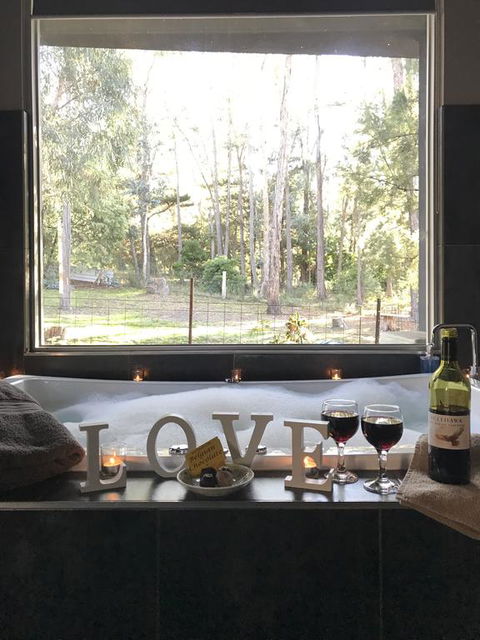 Spa Suites At RAVEN - Maitland Accommodation 0