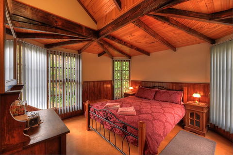 Stanley Lakeside Spa Cabins - Maitland Accommodation 3