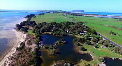 Stanley Lakeside Spa Cabins - Maitland Accommodation 1