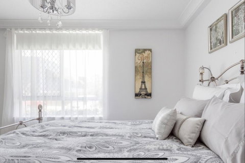 Stunning Burleigh Beach Apartment - Maitland Accommodation 3