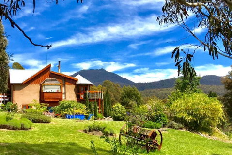 STUNNING HOME WITH AMAZING VIEWS - Just 20 Mins To The City And Only 10 To MONA! - Maitland Accommodation 1