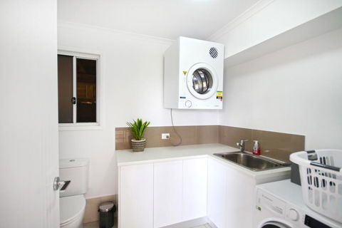 STUNNING HOME WITH SPECTACULAR VIEWS AND CLOSE TO THE BEACH - Maitland Accommodation 1