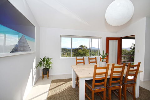 STUNNING HOME WITH SPECTACULAR VIEWS AND CLOSE TO THE BEACH - Maitland Accommodation 2