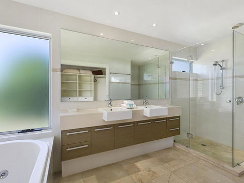 Stunning Riverfront Apartment In Noosaville - Unit 2 Wai Cocos 215 Gympie Terrace - Maitland Accommodation 3