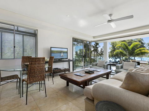 Stunning Riverfront Apartment In Noosaville - Unit 2 Wai Cocos 215 Gympie Terrace - Maitland Accommodation 2