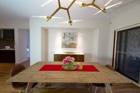 Stylish Luxe House For Big Group Near Shopping Center - Maitland Accommodation 2