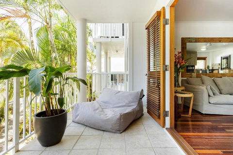 Stylish Tropical Oasis Apartment With Hot Tub And Four Pools - Maitland Accommodation 0