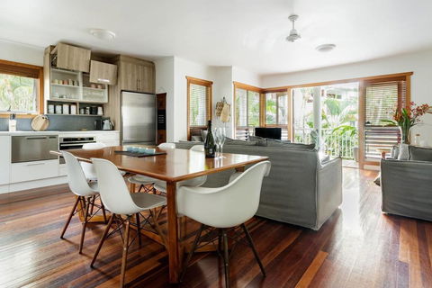 Stylish Tropical Oasis Apartment With Hot Tub And Four Pools - Maitland Accommodation 2