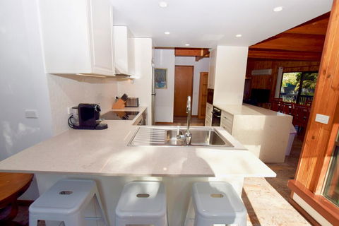 Sublime Cedar Lodge Leura - Maitland Accommodation 2