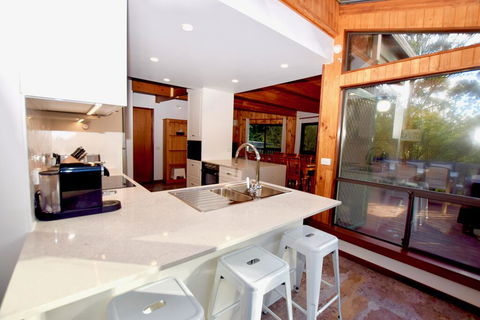 Sublime Cedar Lodge Leura - Maitland Accommodation 3
