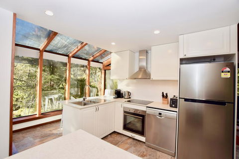 Sublime Cedar Lodge Leura - Maitland Accommodation 1