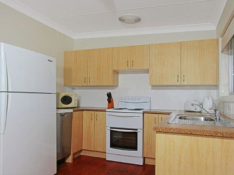 Summer Breeze - Clean And Simple, 200m To Beach - Maitland Accommodation 2