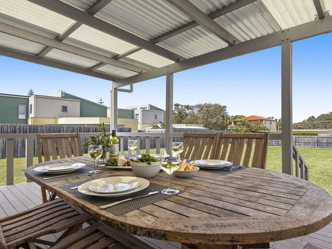 Summer Breeze - Clean And Simple, 200m To Beach - Maitland Accommodation 0