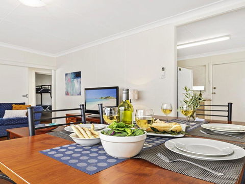 Summer Breeze - Clean And Simple, 200m To Beach - Maitland Accommodation 3