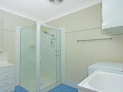 Summer Breeze - Clean And Simple, 200m To Beach - Maitland Accommodation 1