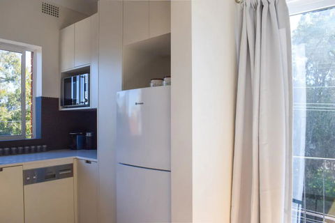 Sun-Drenched 1 Bed Studio Apt Newtown Parking - Maitland Accommodation 1