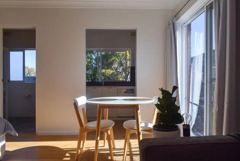 Sun-Drenched 1 Bed Studio Apt Newtown Parking - Maitland Accommodation 0