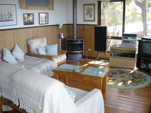 Sunningdale Beach House 16 - Maitland Accommodation 3