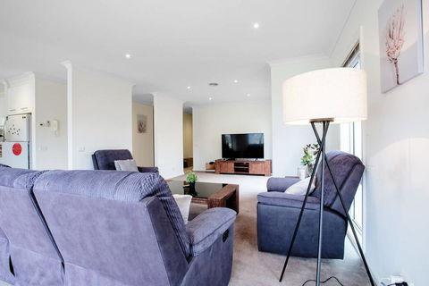 Superb Luxe 5BR House@Point Cook Near Lake - Maitland Accommodation 3