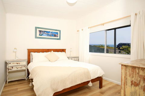 Surf Shack - Pet Friendly - 1 Min Walk To Beach - Maitland Accommodation 3