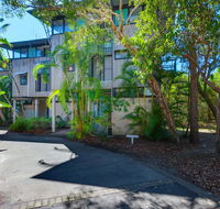 Surfside Beach House 17 - Rainbow Shores Swimming pool 2 minute walk to beach air conditioning relax here - Maitland Accommodation