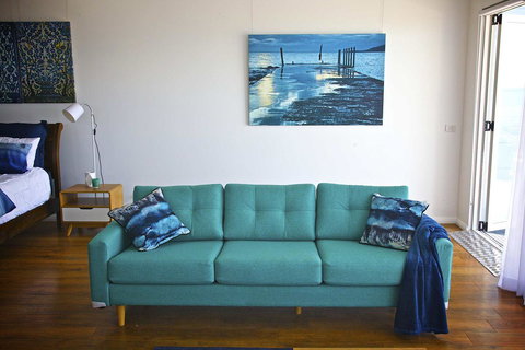 Penguin Beachfront Apartments - Maitland Accommodation 12