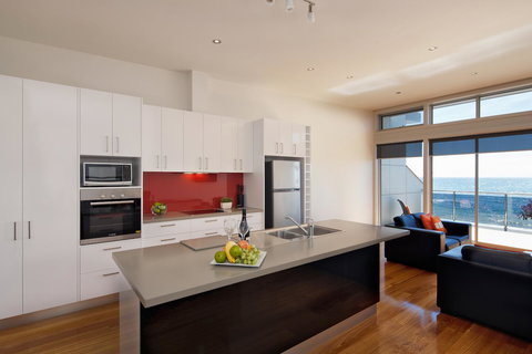 Penguin Waterfront Escape - Maitland Accommodation 11