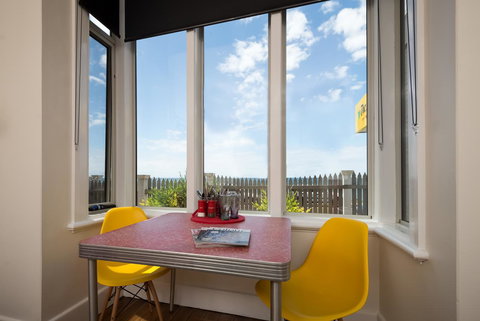 Penguin Waterfront Escape - Maitland Accommodation 17