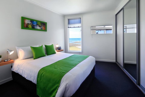 Penguin Waterfront Escape - Maitland Accommodation 8