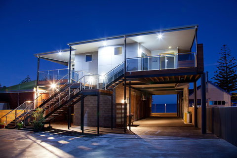 Penguin Waterfront Escape - Maitland Accommodation 5