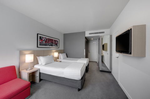 Travelodge Hotel Melbourne Docklands - Maitland Accommodation 1