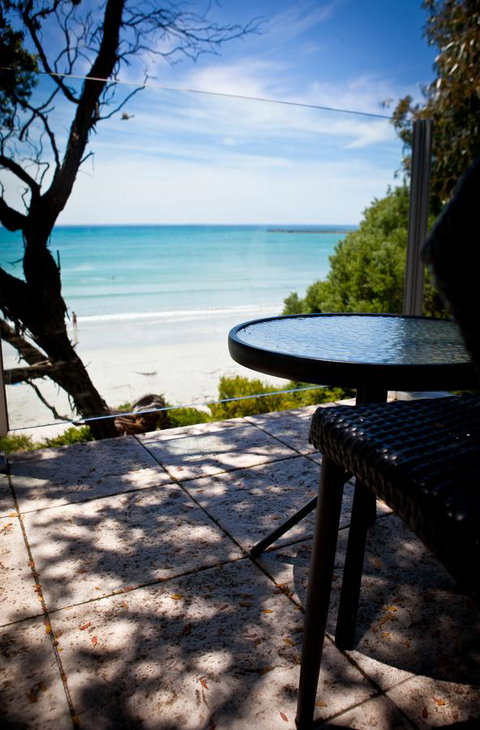 Battery Cove Beach Front Apartment - Maitland Accommodation 5