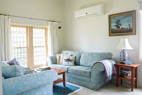 Miss Pym's Cottage - Maitland Accommodation 41