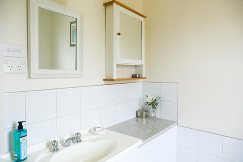 Miss Pym's Cottage - Maitland Accommodation 12