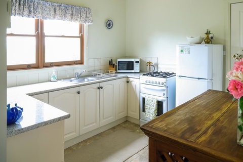 Miss Pym's Cottage - Maitland Accommodation 26