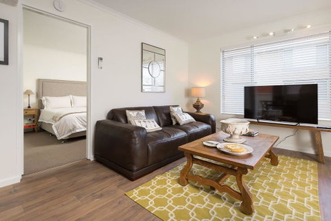 The Executive - Central & Sophisticated - Maitland Accommodation 0