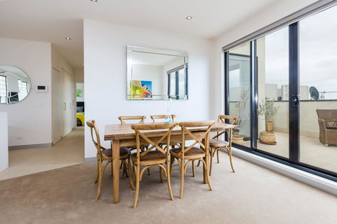 THE PENTHOUSE - MORNINGTON - Maitland Accommodation 2