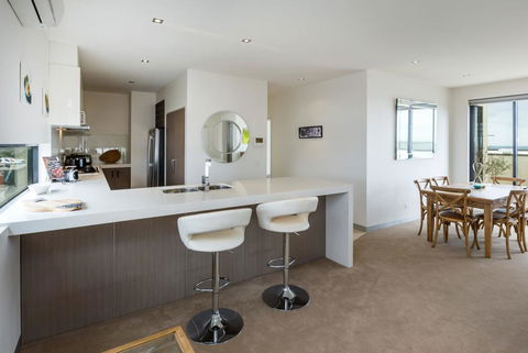 THE PENTHOUSE - MORNINGTON - Maitland Accommodation 1