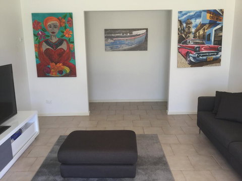 The Red Door - Maitland Accommodation 1