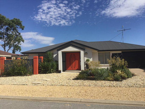The Red Door - Maitland Accommodation 0