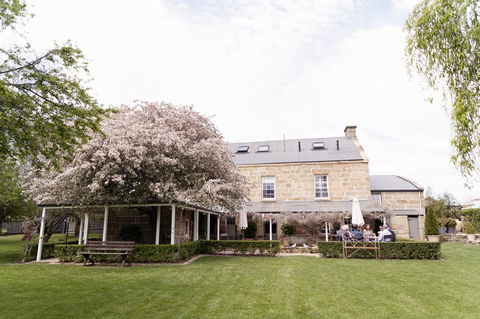 The Red Feather Inn - Maitland Accommodation 2