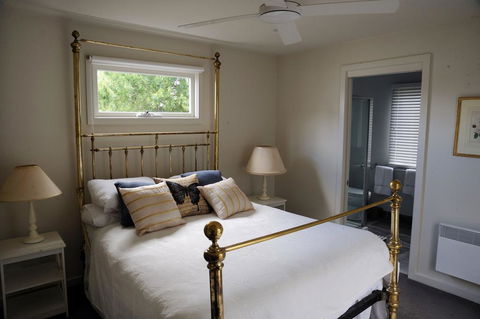 The Red Feather Inn - Maitland Accommodation 0